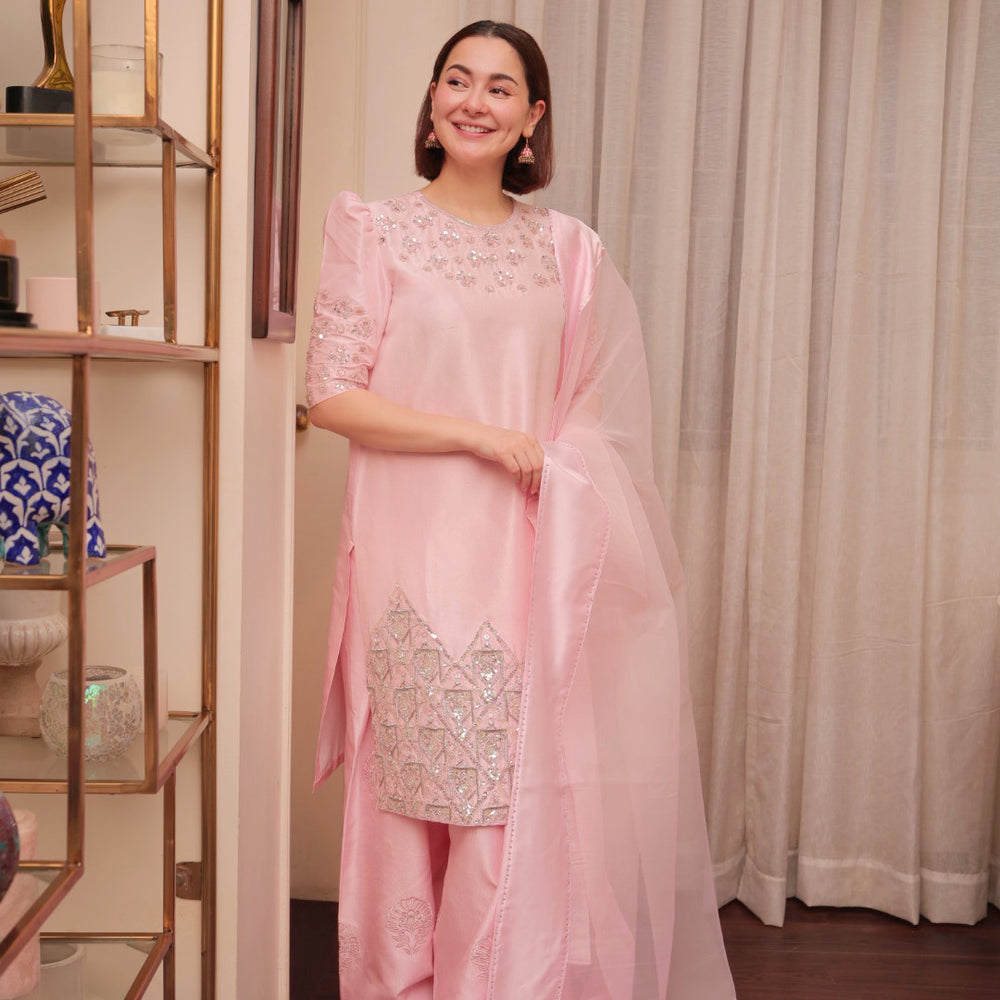 
                  
                    Hania Amir x MH
                  
                